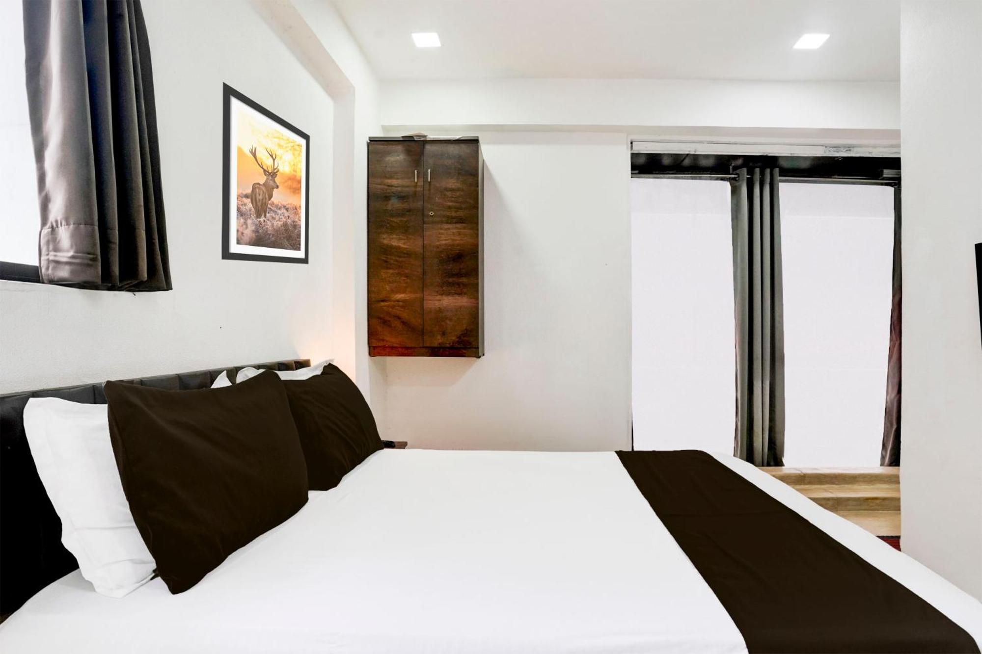 Super Hotel O Vip Road Formerly Hotel Lotus Surat Exterior foto