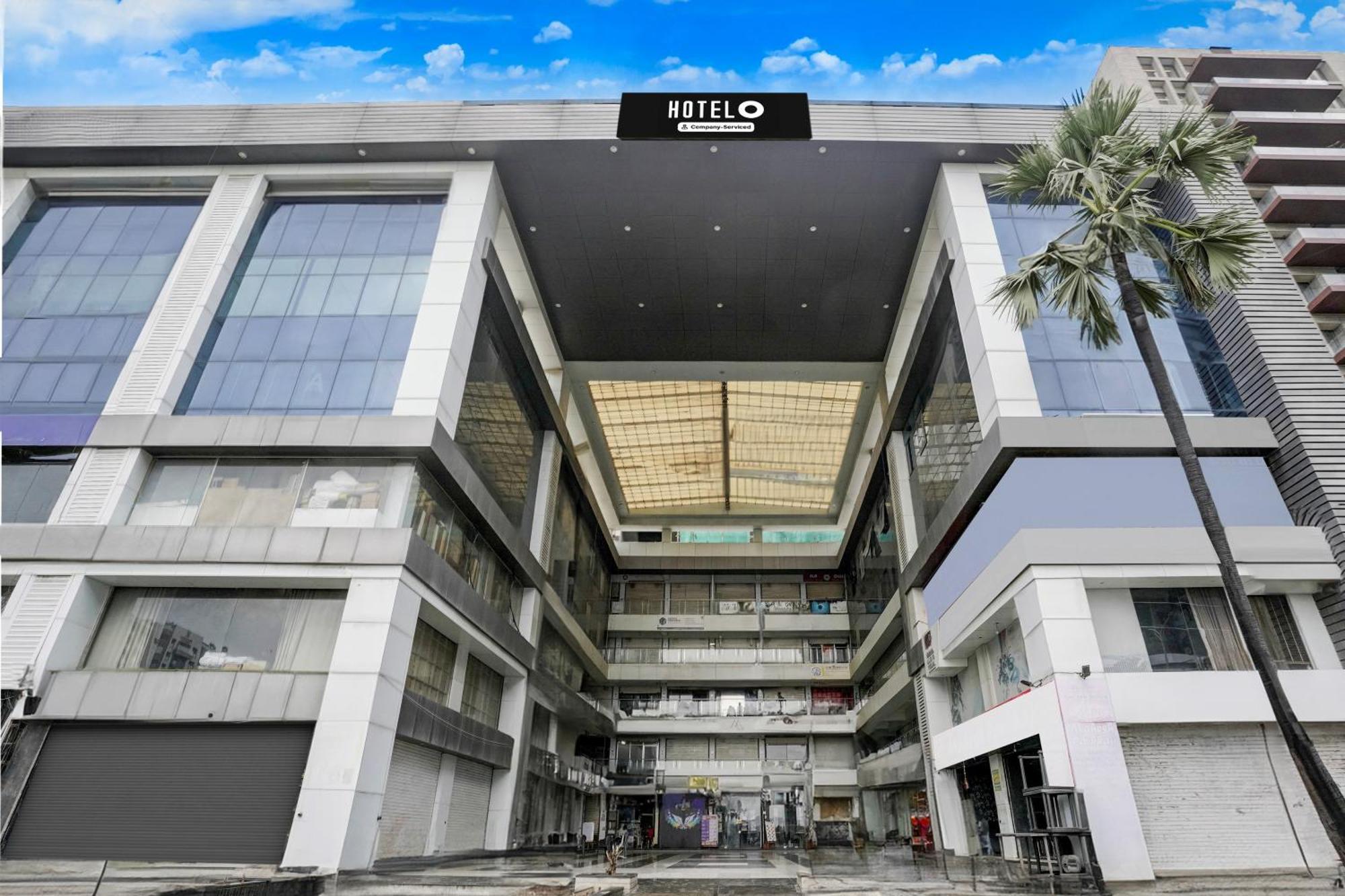 Super Hotel O Vip Road Formerly Hotel Lotus Surat Exterior foto