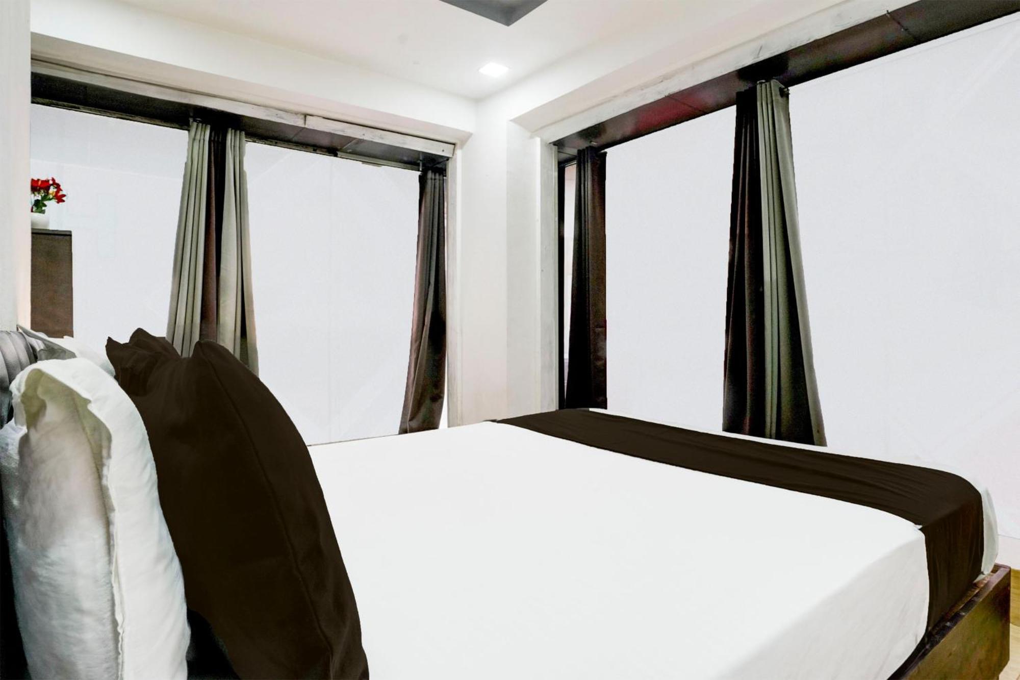 Super Hotel O Vip Road Formerly Hotel Lotus Surat Exterior foto