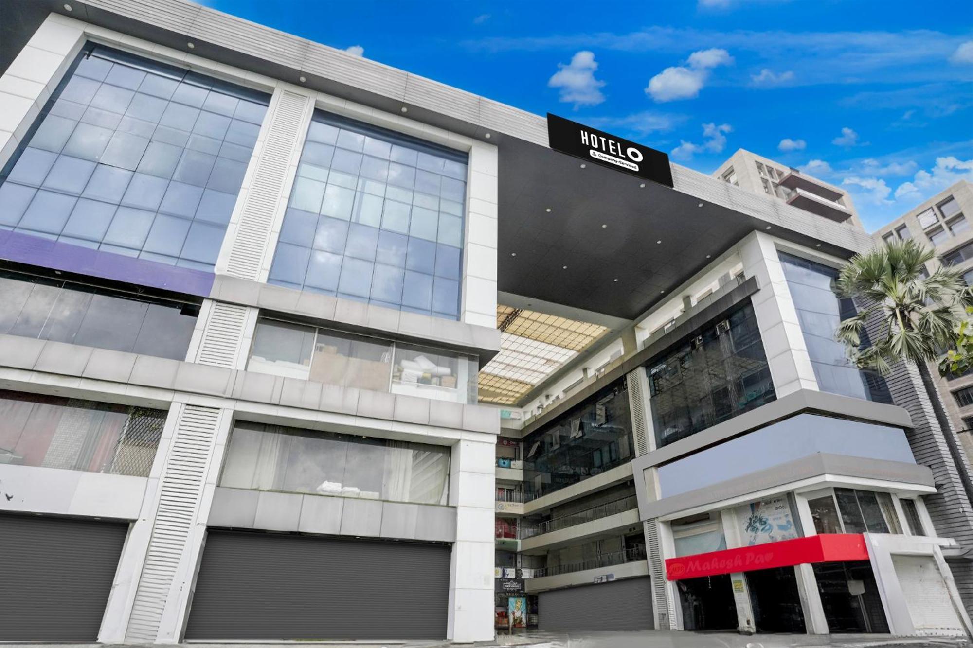 Super Hotel O Vip Road Formerly Hotel Lotus Surat Exterior foto