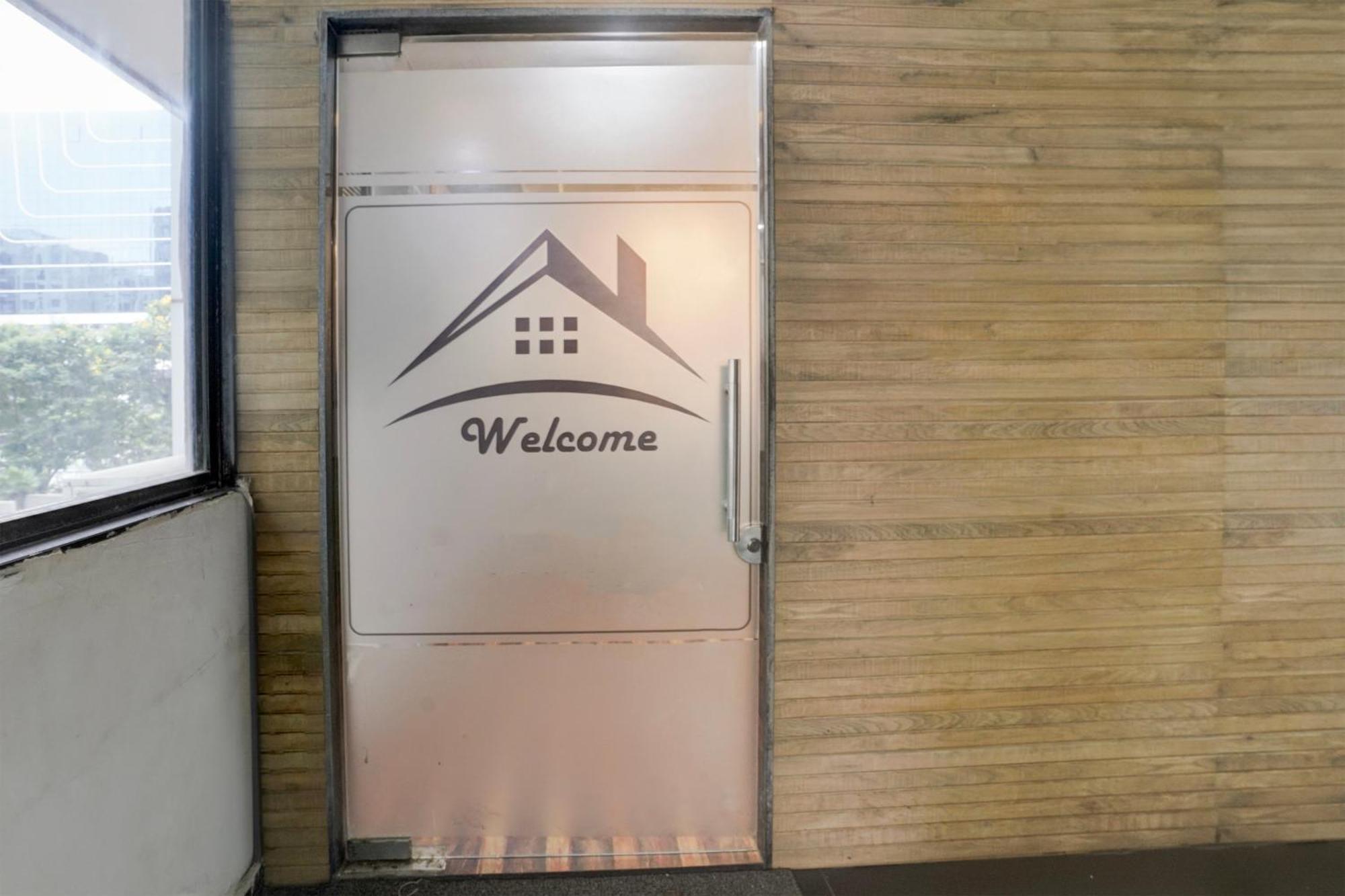 Super Hotel O Vip Road Formerly Hotel Lotus Surat Exterior foto