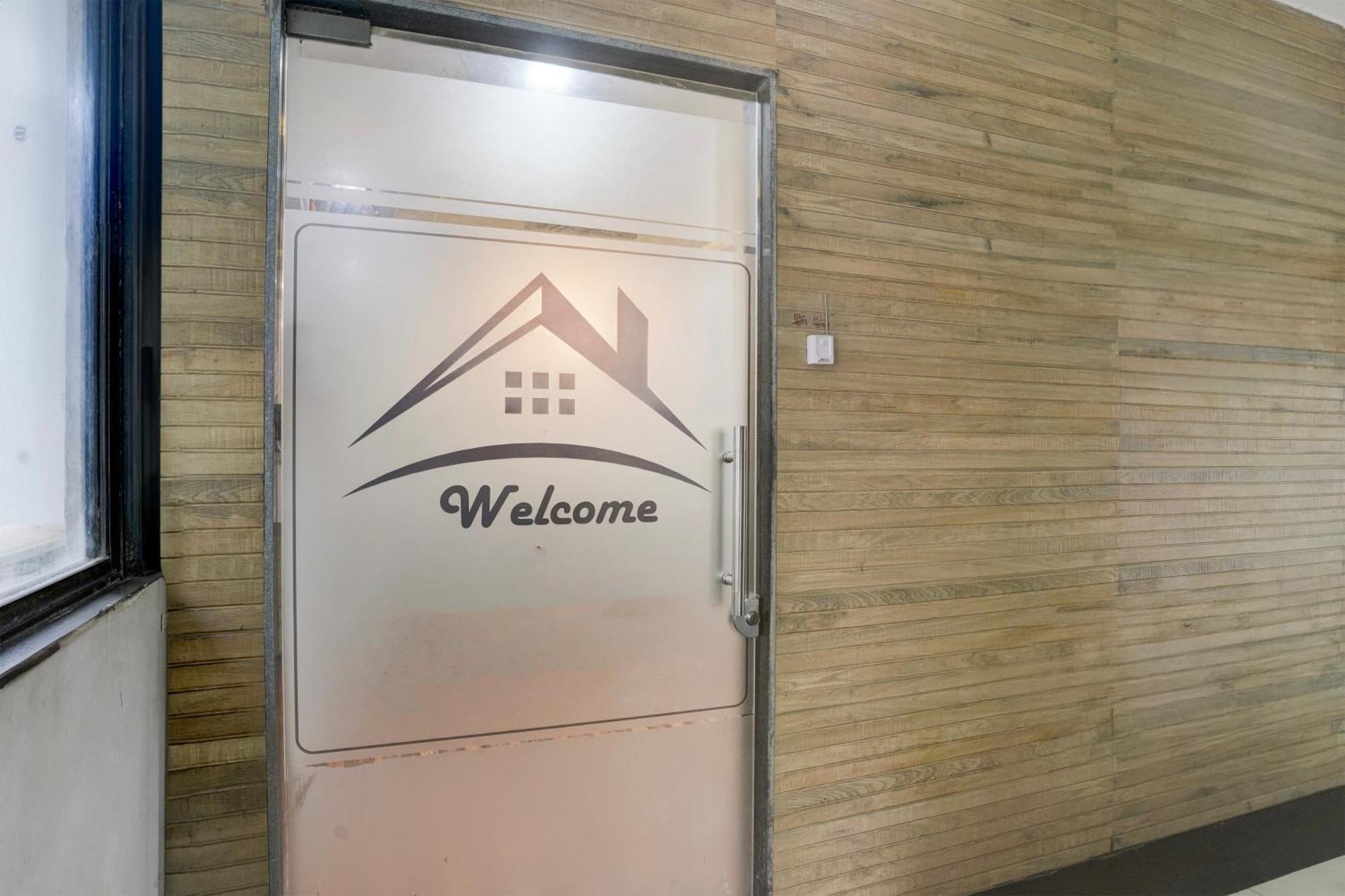 Super Hotel O Vip Road Formerly Hotel Lotus Surat Exterior foto