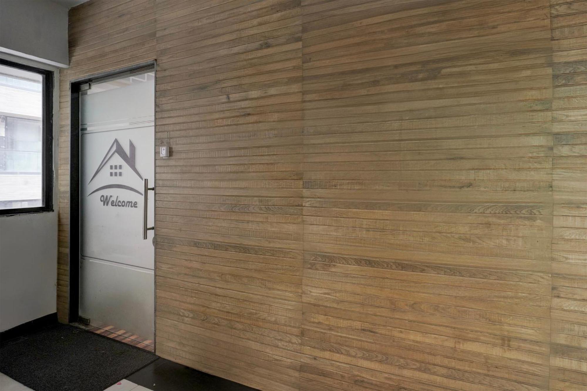 Super Hotel O Vip Road Formerly Hotel Lotus Surat Exterior foto